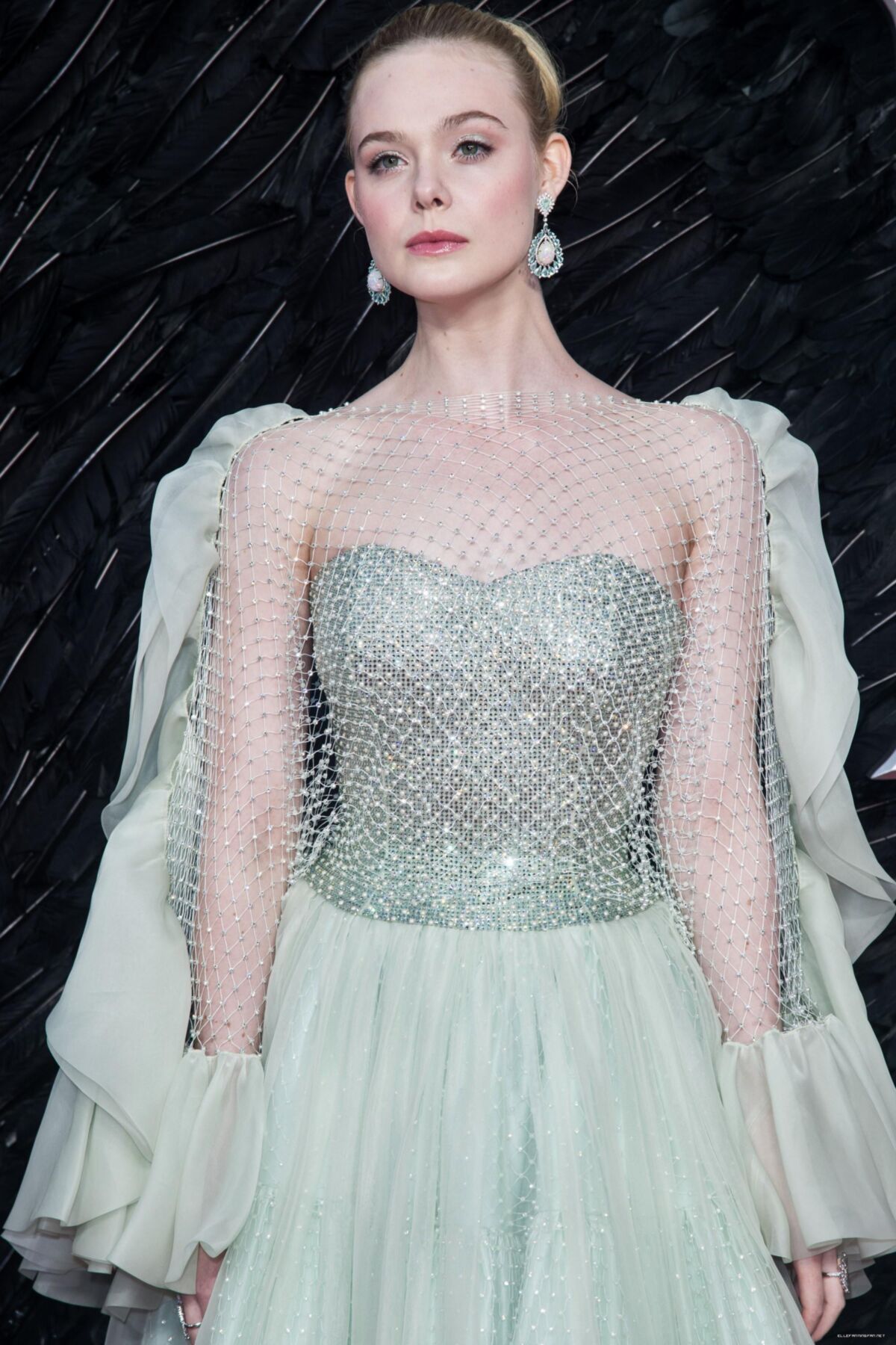 Stylischer Promi Teen Slut Elle Fanning, elegantes Sperma und Piss Hure