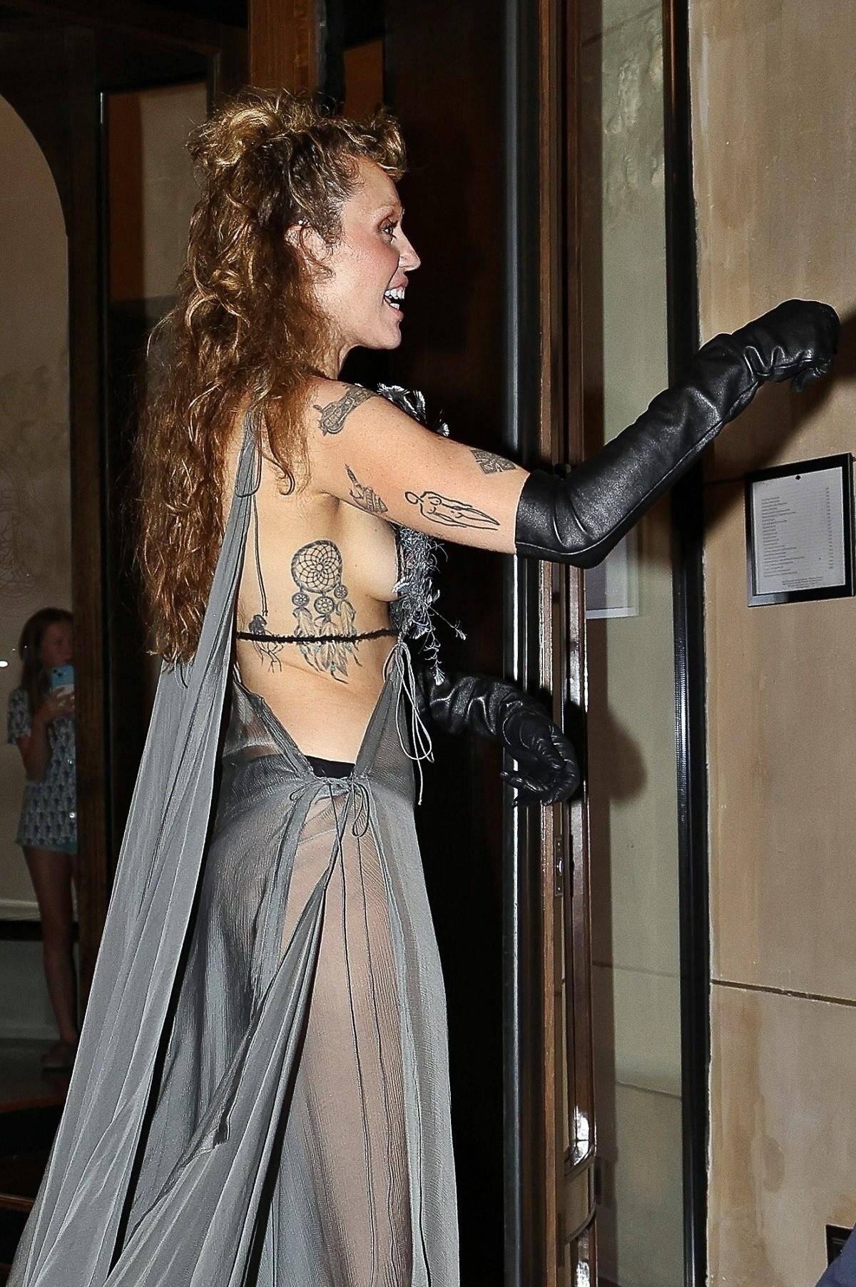 Celebrity Side Boob 