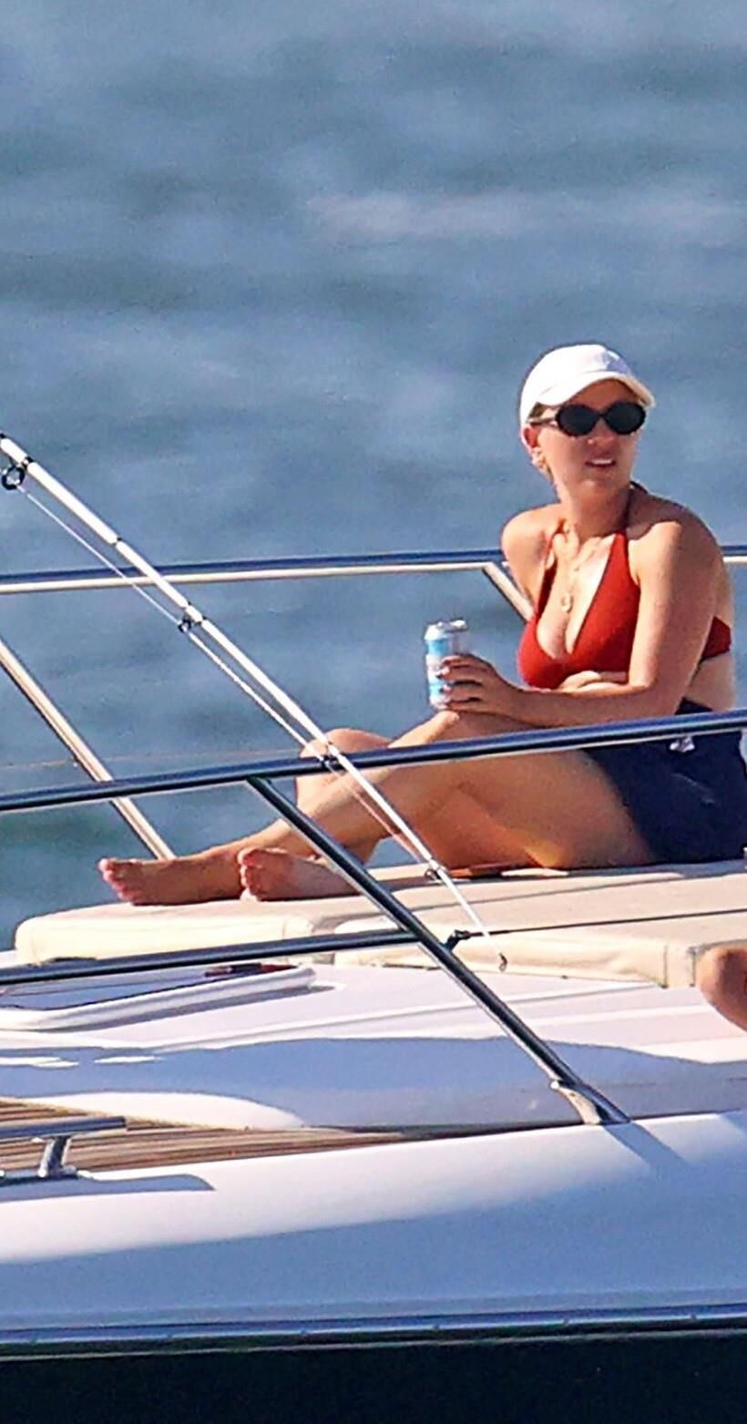 Scarlett Johansson feet 