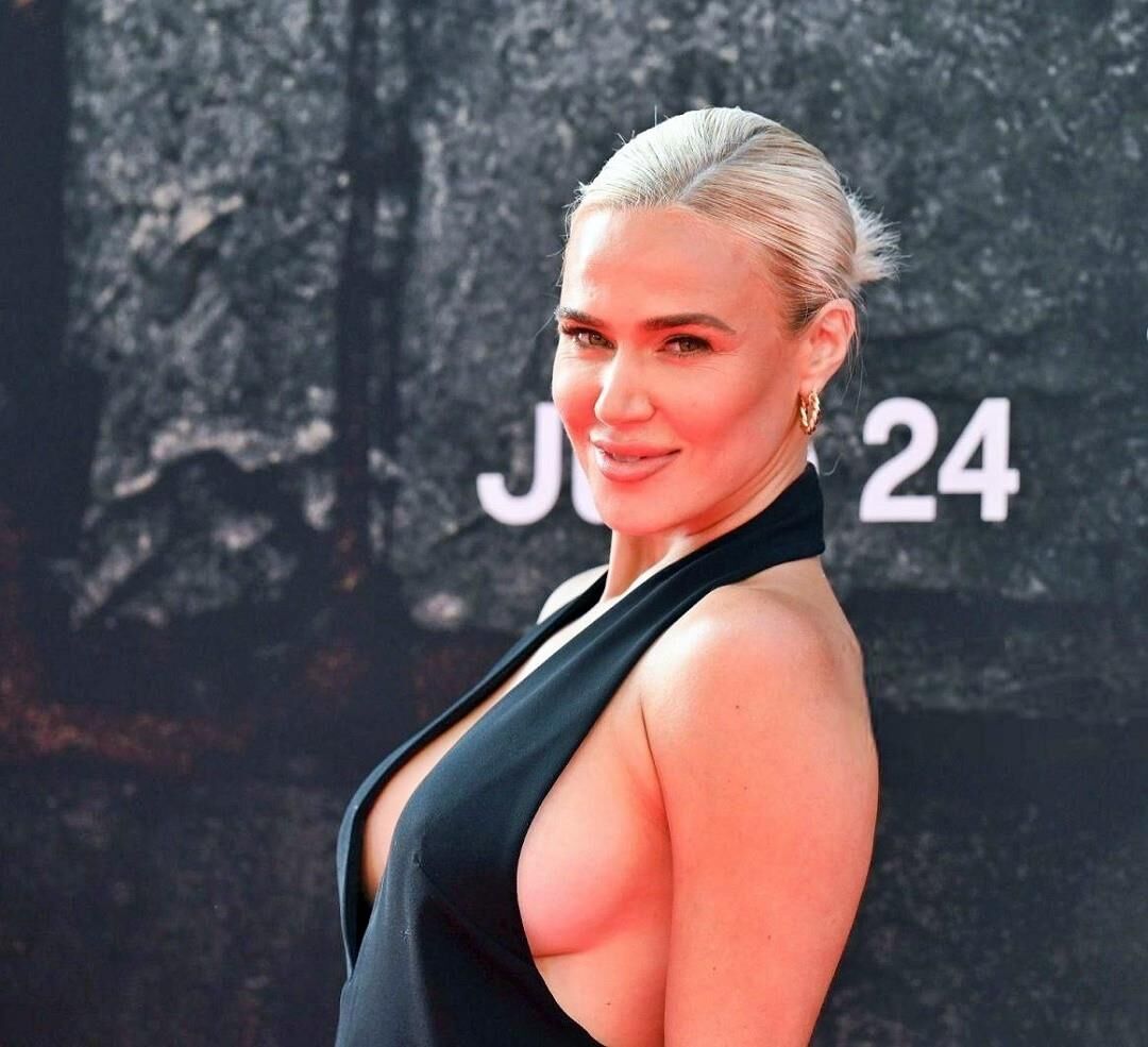 Celebrity Side Boob 