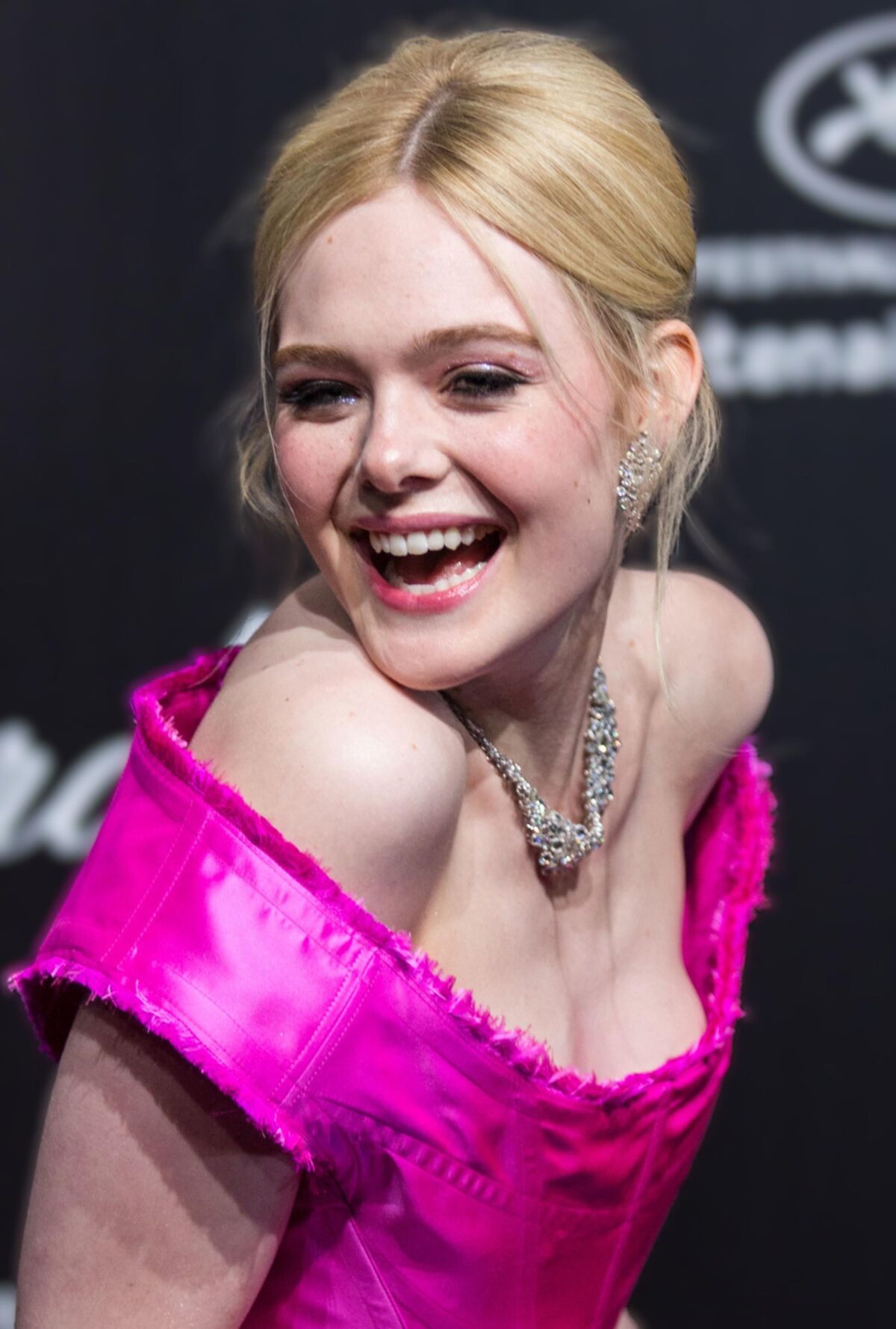 Stylischer Promi Teen Slut Elle Fanning, elegantes Sperma und Piss Hure