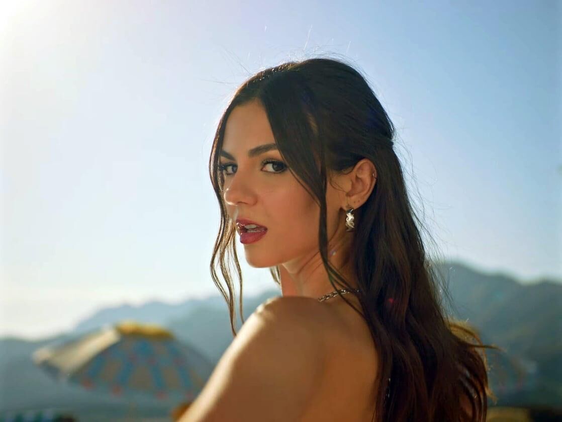 Victoria J! I love the view of her from the side!
