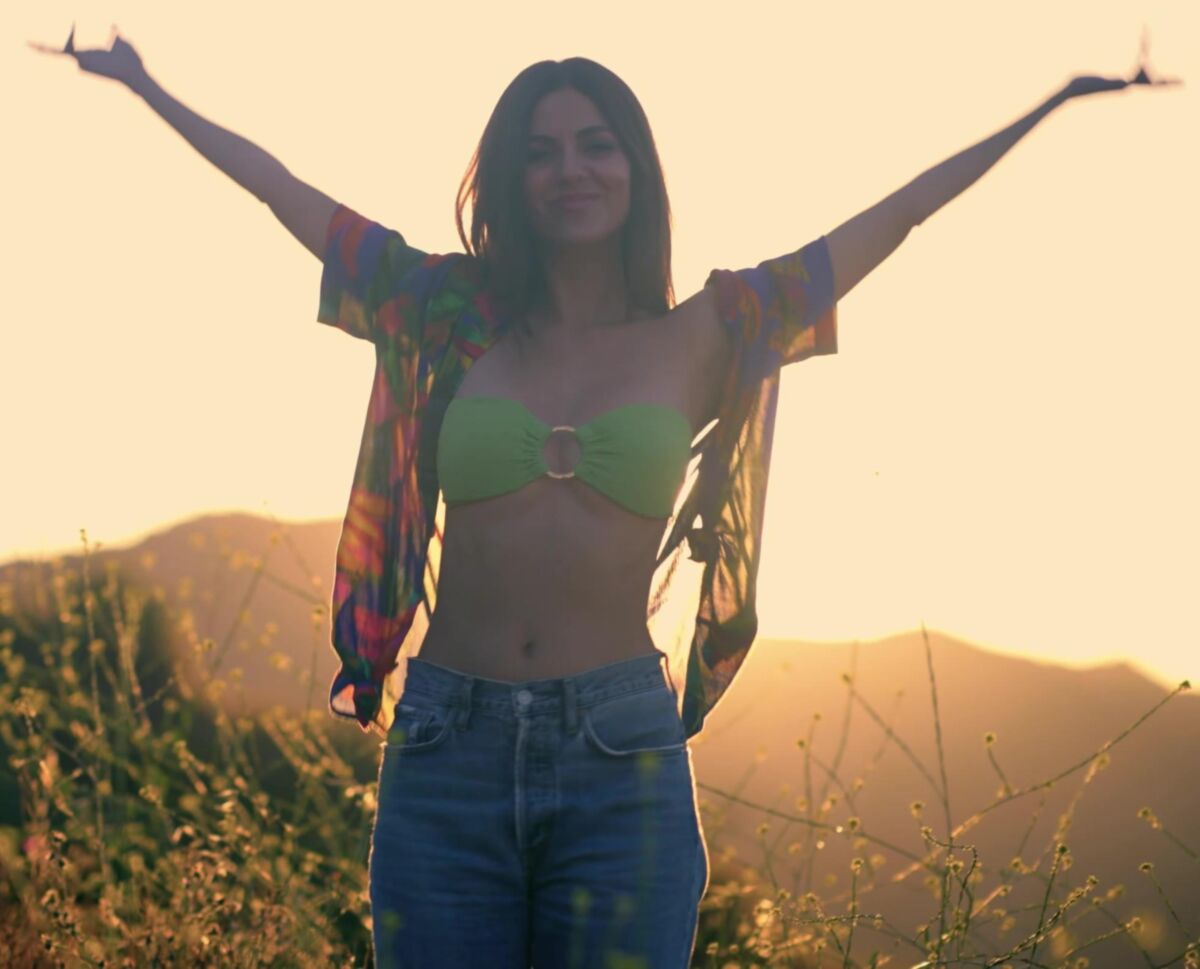 Victoria Justice Hot Teasing Outfit 
