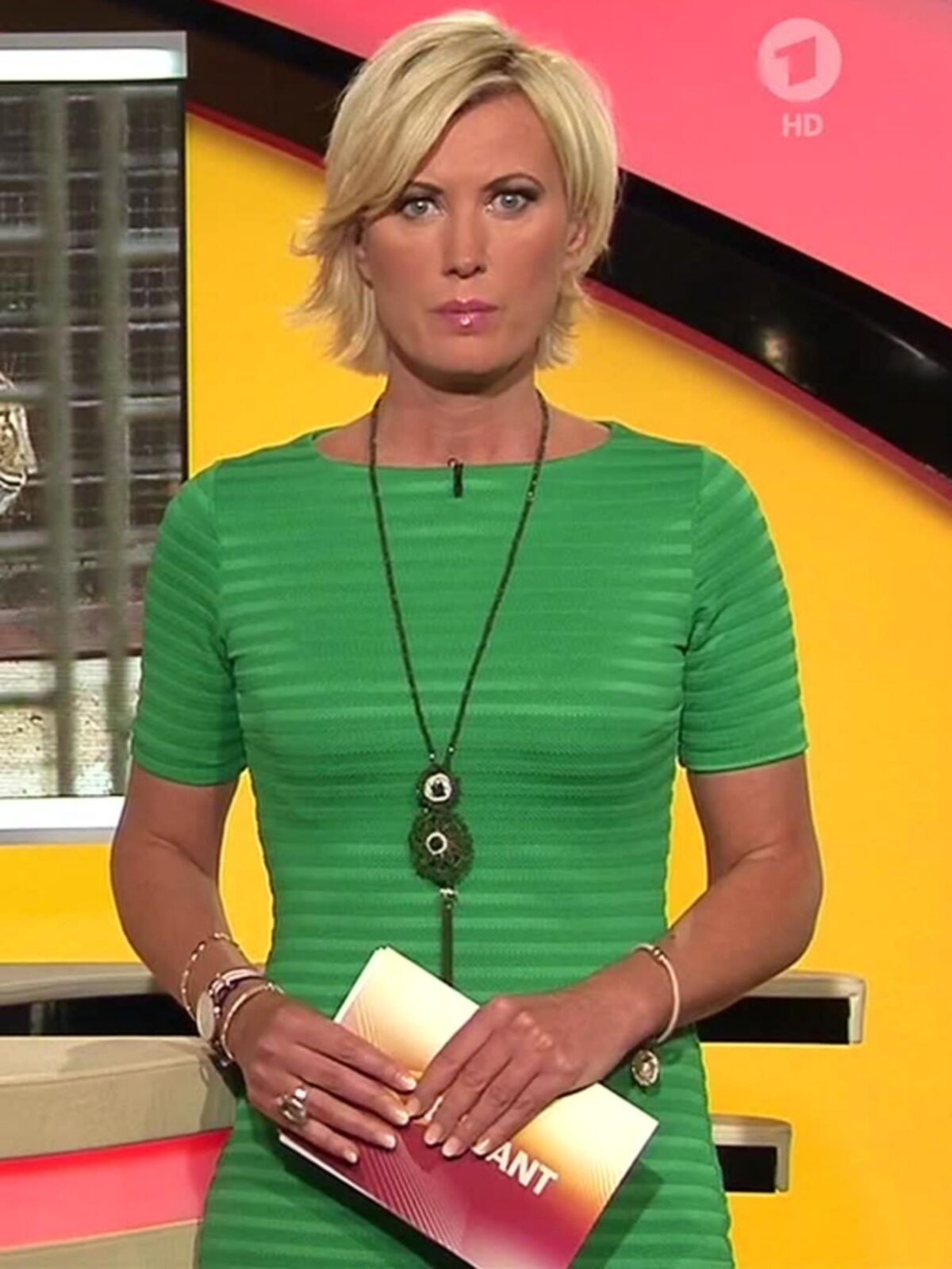 Kamilla S. Сексуальная блондин в наряде Gruenem und Braunem!