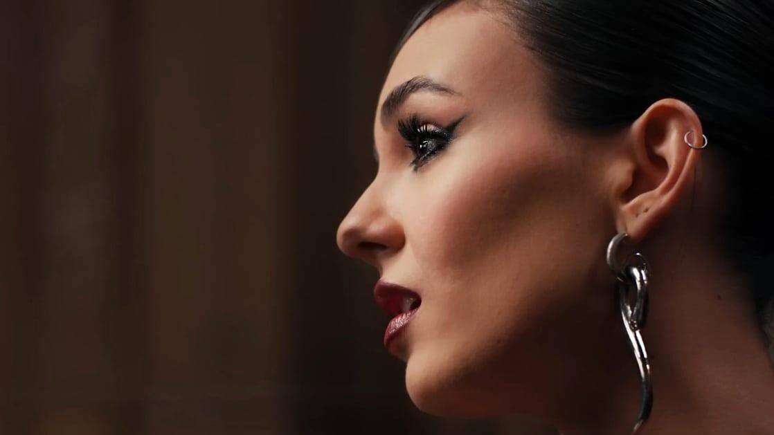 Victoria J! I love the view of her from the side!
