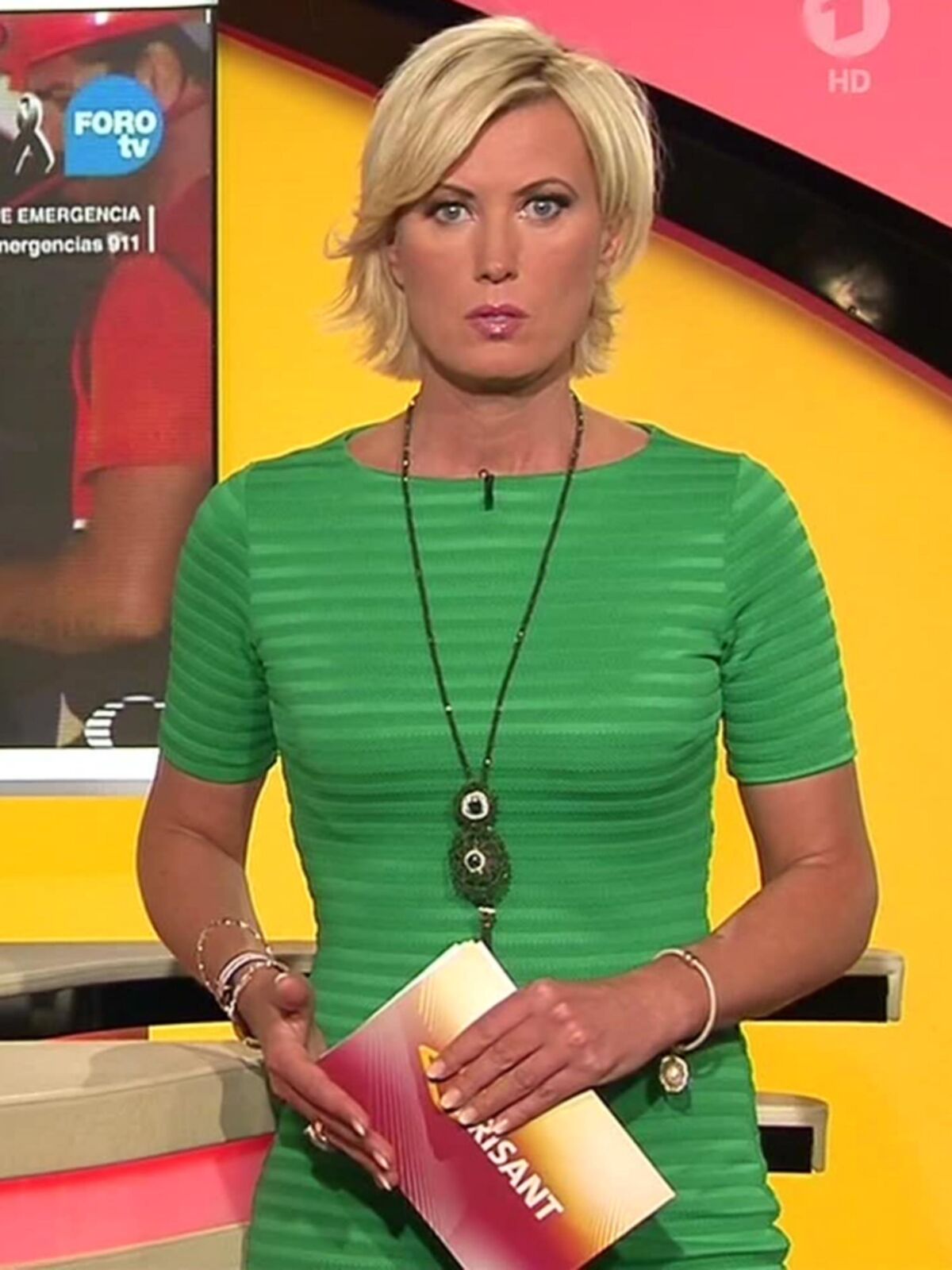Kamilla S. Сексуальная блондин в наряде Gruenem und Braunem!