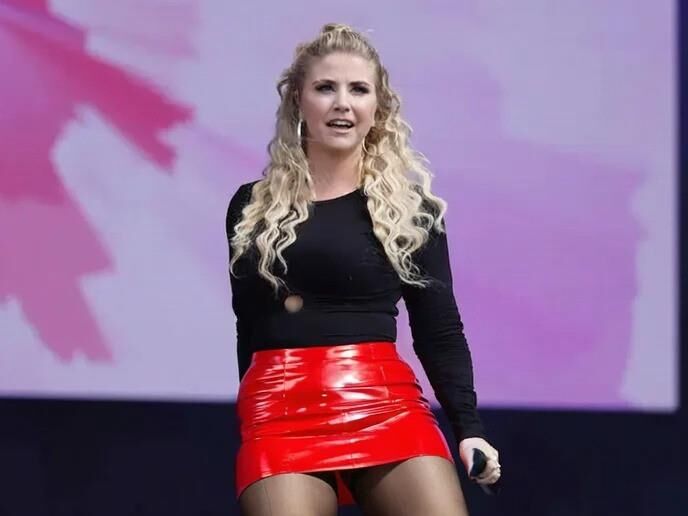 AI Beatrice Egli in Nylons 