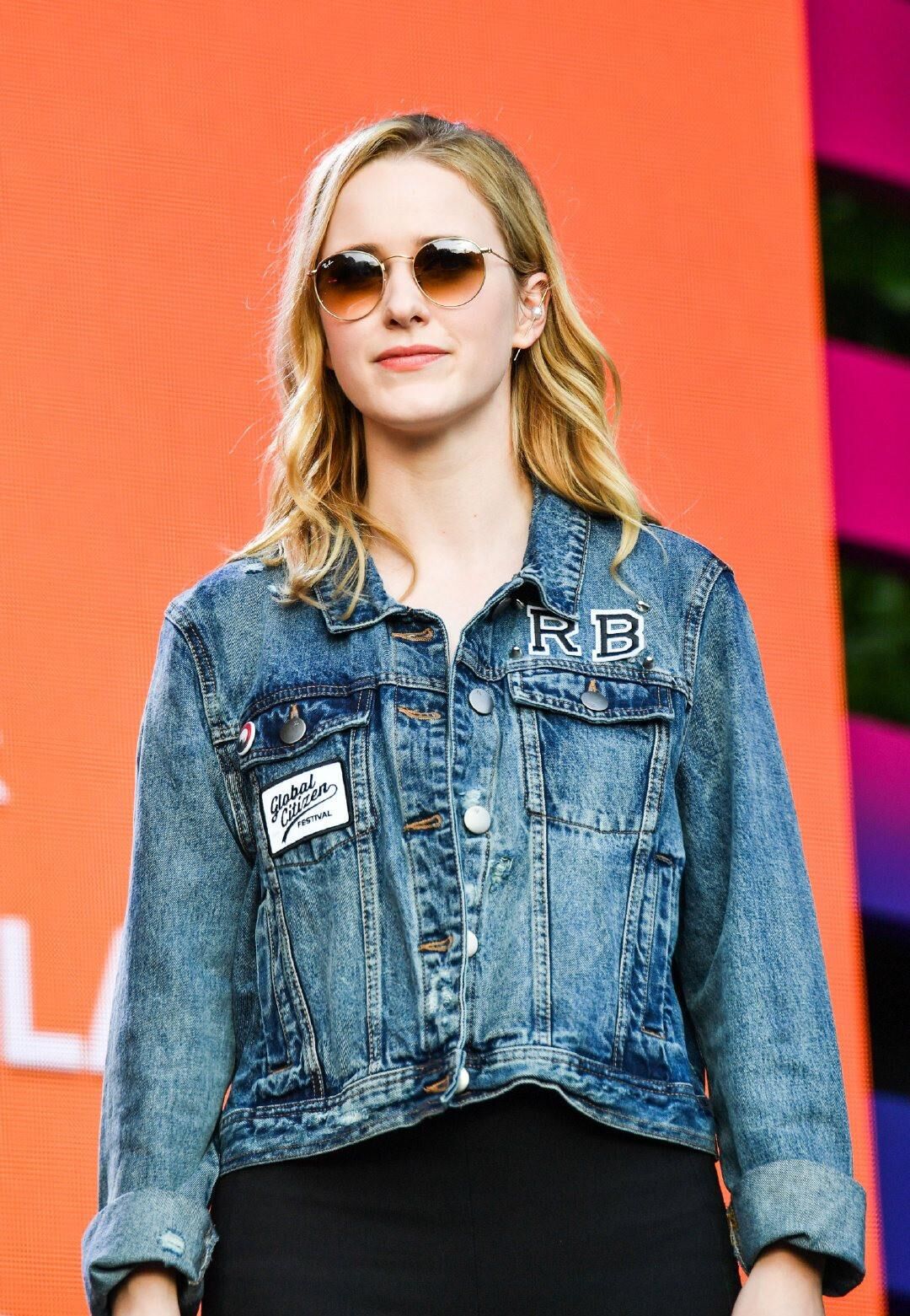 Rachel Brosnahan enge Hosen