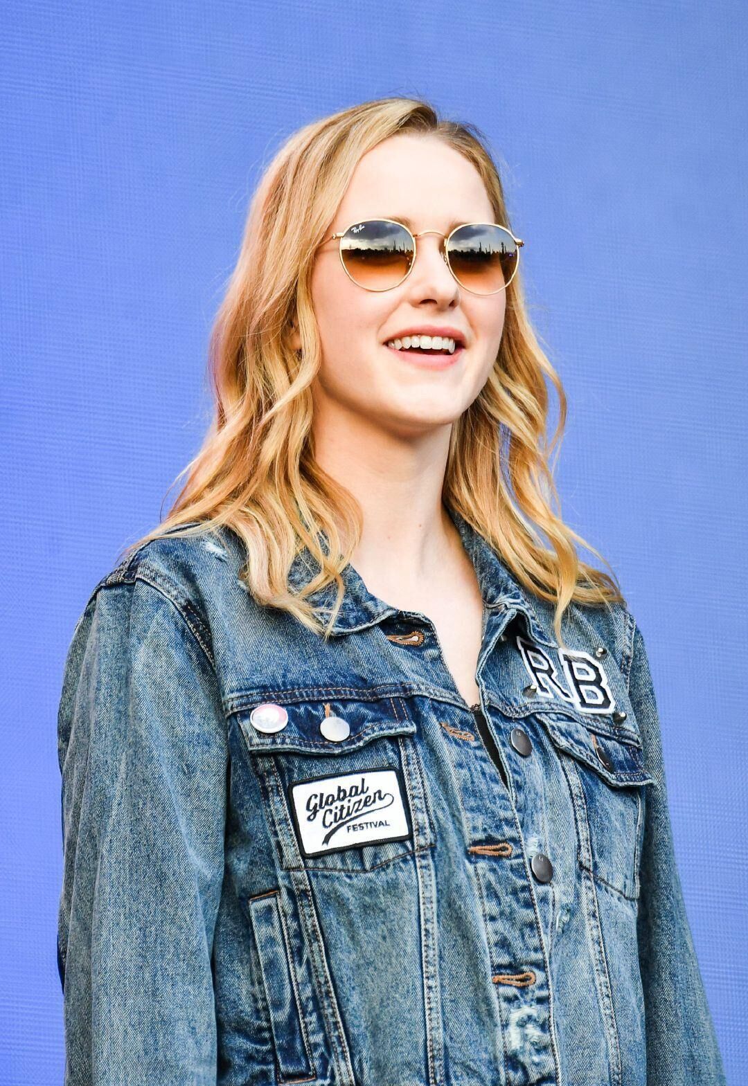 Rachel Brosnahan enge Hosen