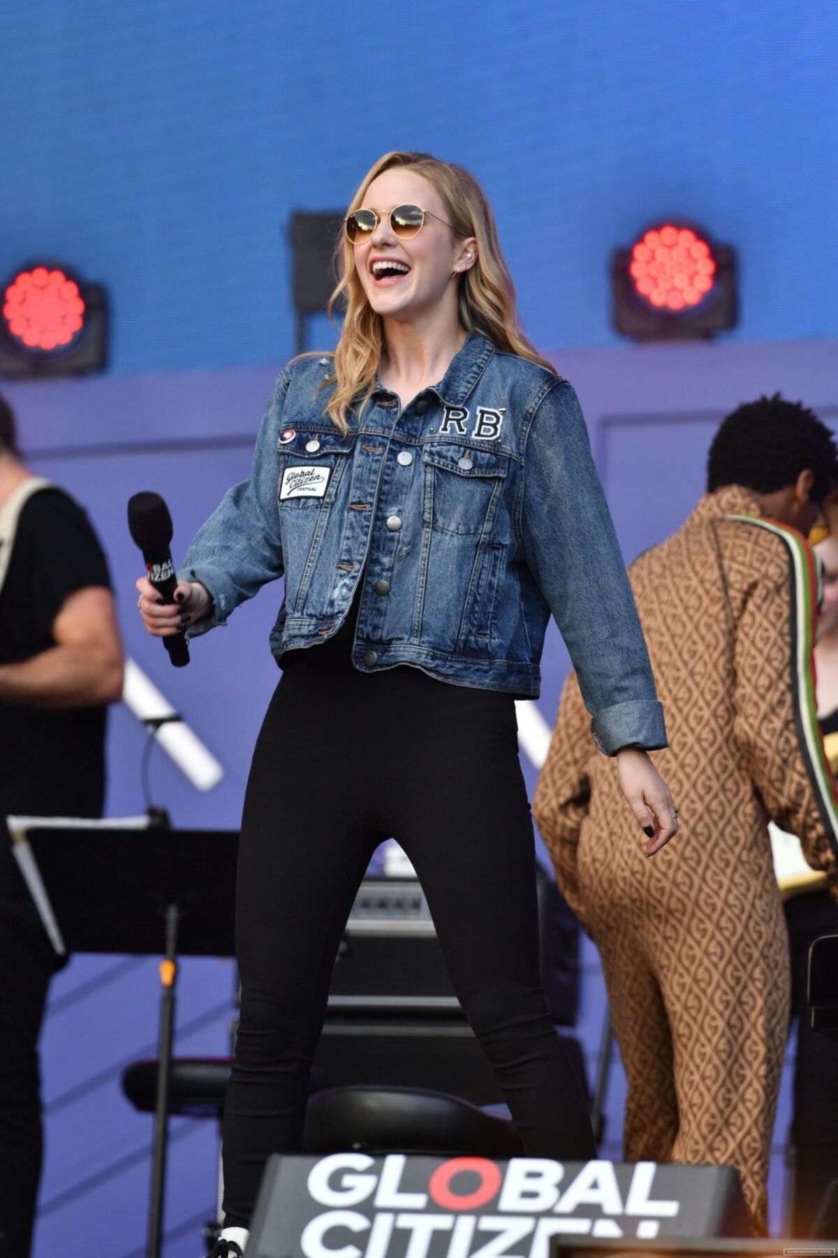 Rachel Brosnahan enge Hosen