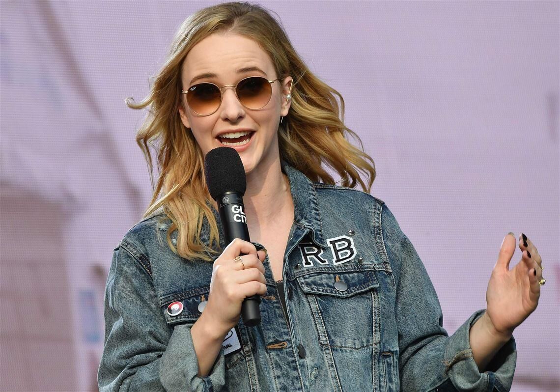 Rachel Brosnahan enge Hosen