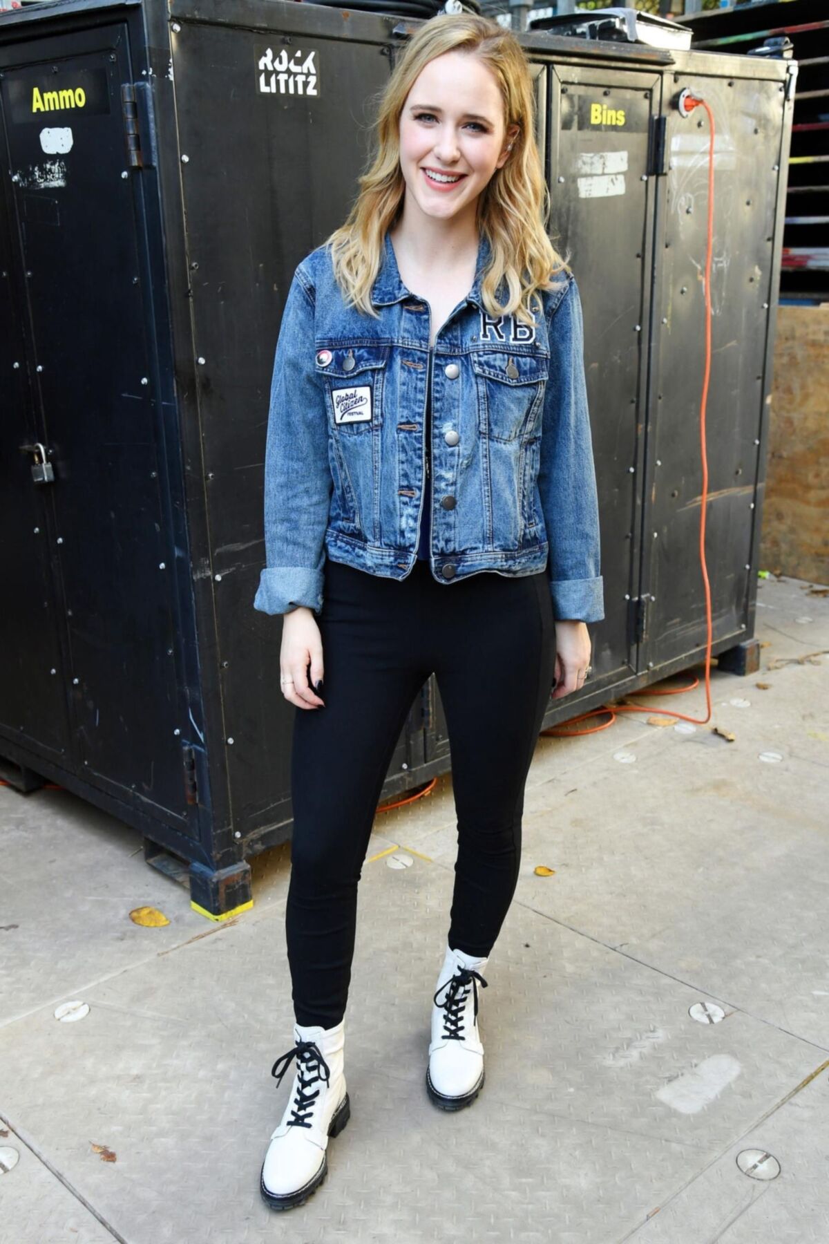 Rachel Brosnahan enge Hosen