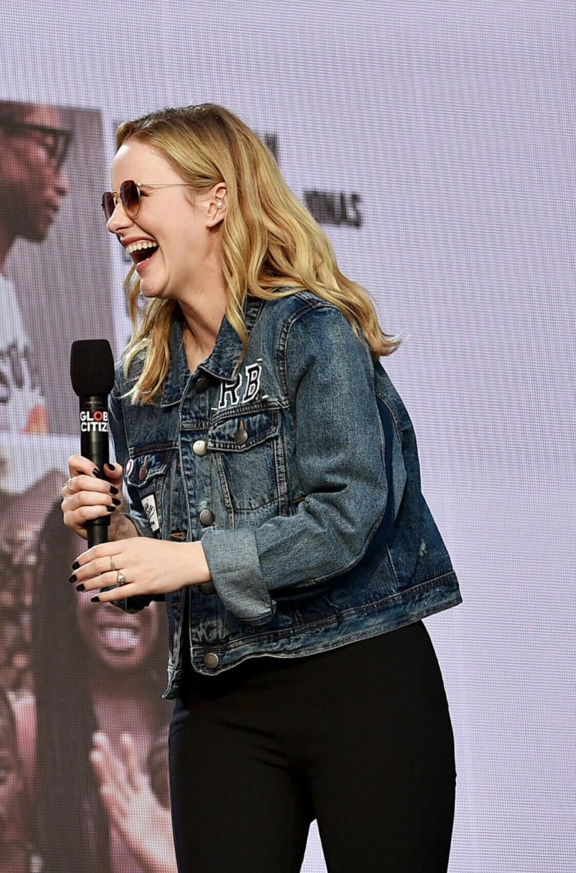 Rachel Brosnahan enge Hosen