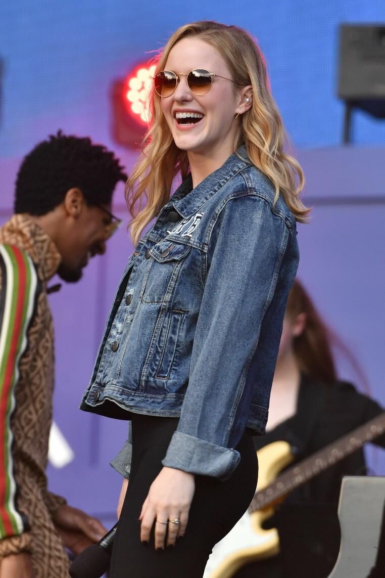 Rachel Brosnahan enge Hosen