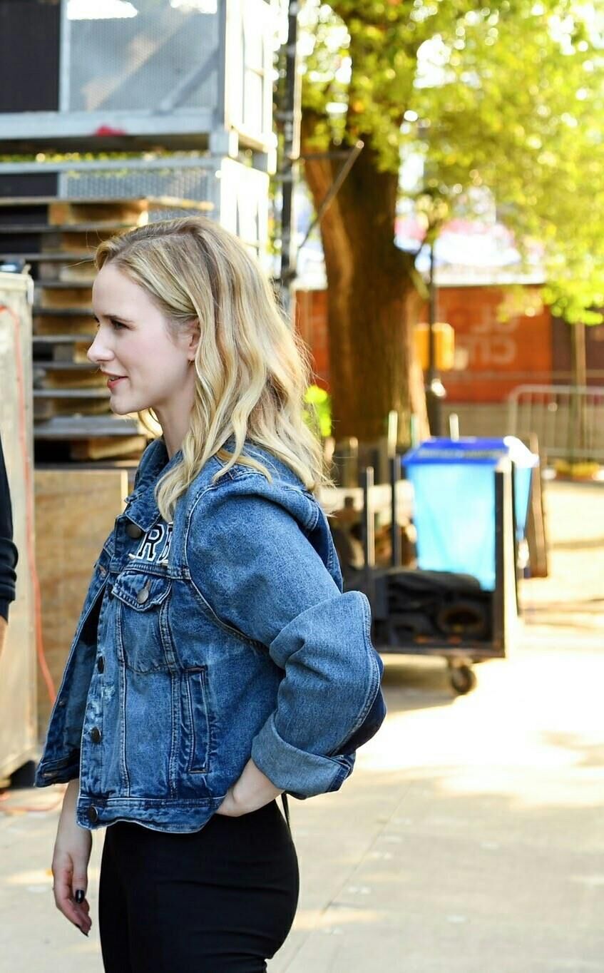 Rachel Brosnahan enge Hosen