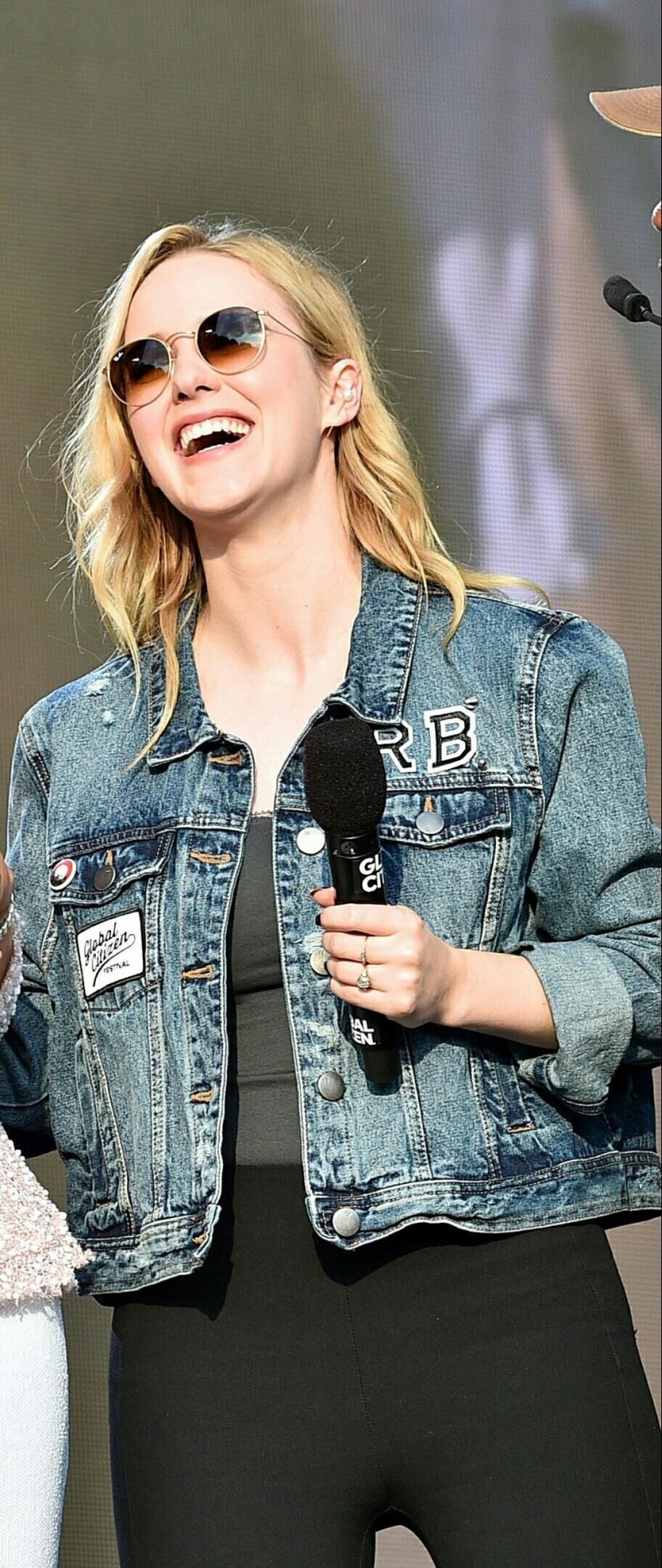 Rachel Brosnahan enge Hosen