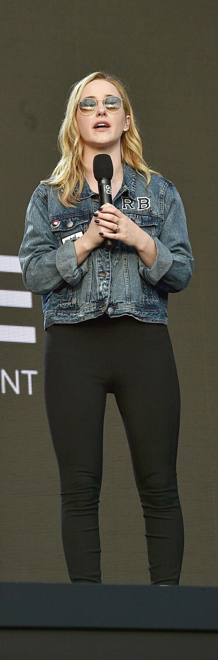 Rachel Brosnahan enge Hosen