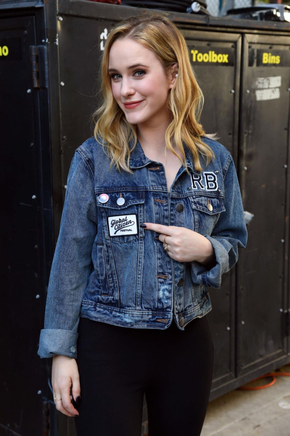 Rachel Brosnahan enge Hosen