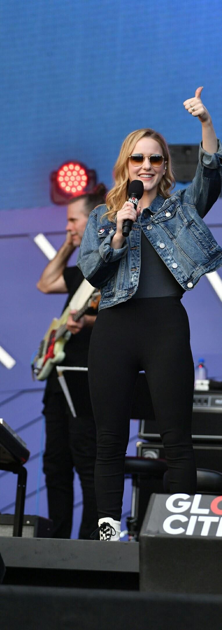 Rachel Brosnahan enge Hosen