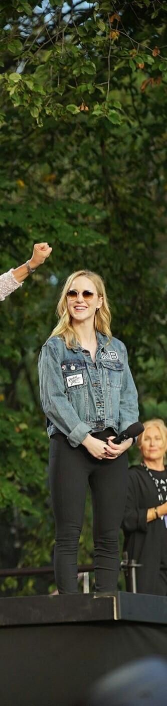 Rachel Brosnahan enge Hosen