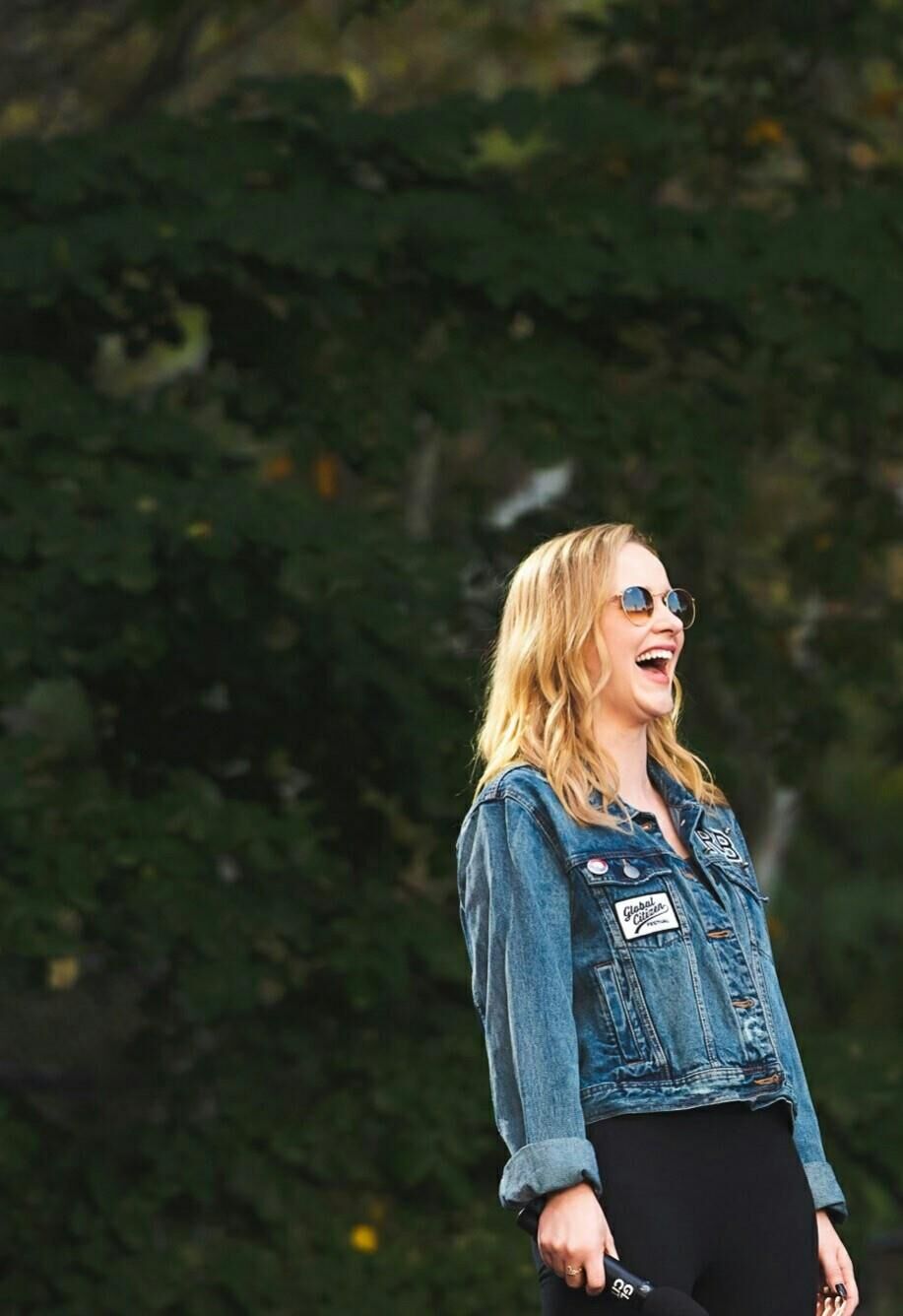 Rachel Brosnahan enge Hosen