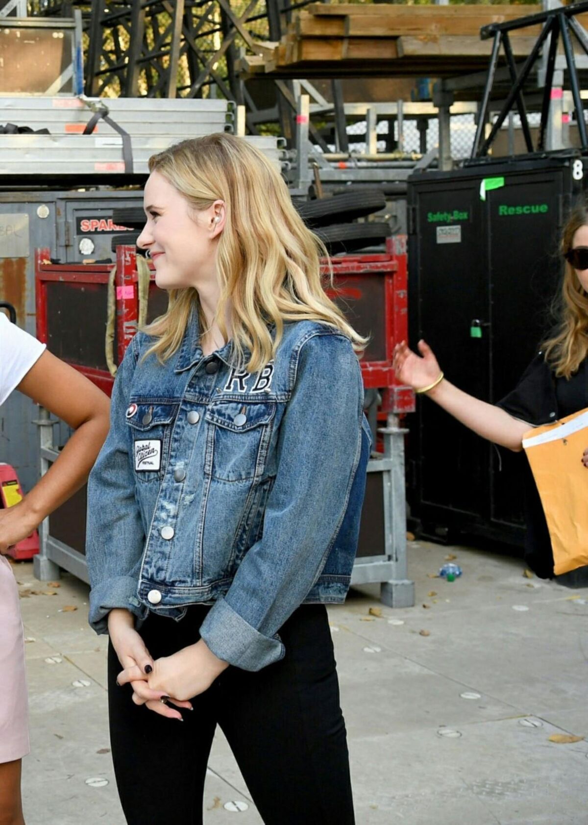 Rachel Brosnahan enge Hosen