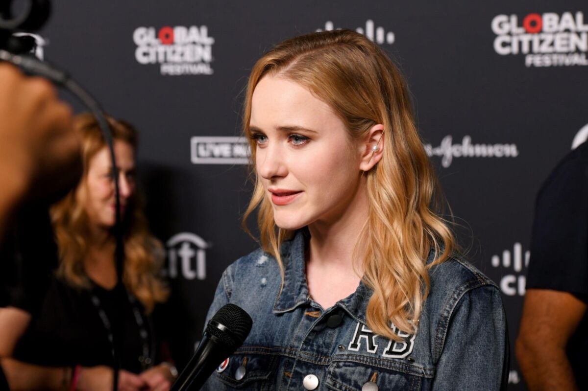 Rachel Brosnahan enge Hosen