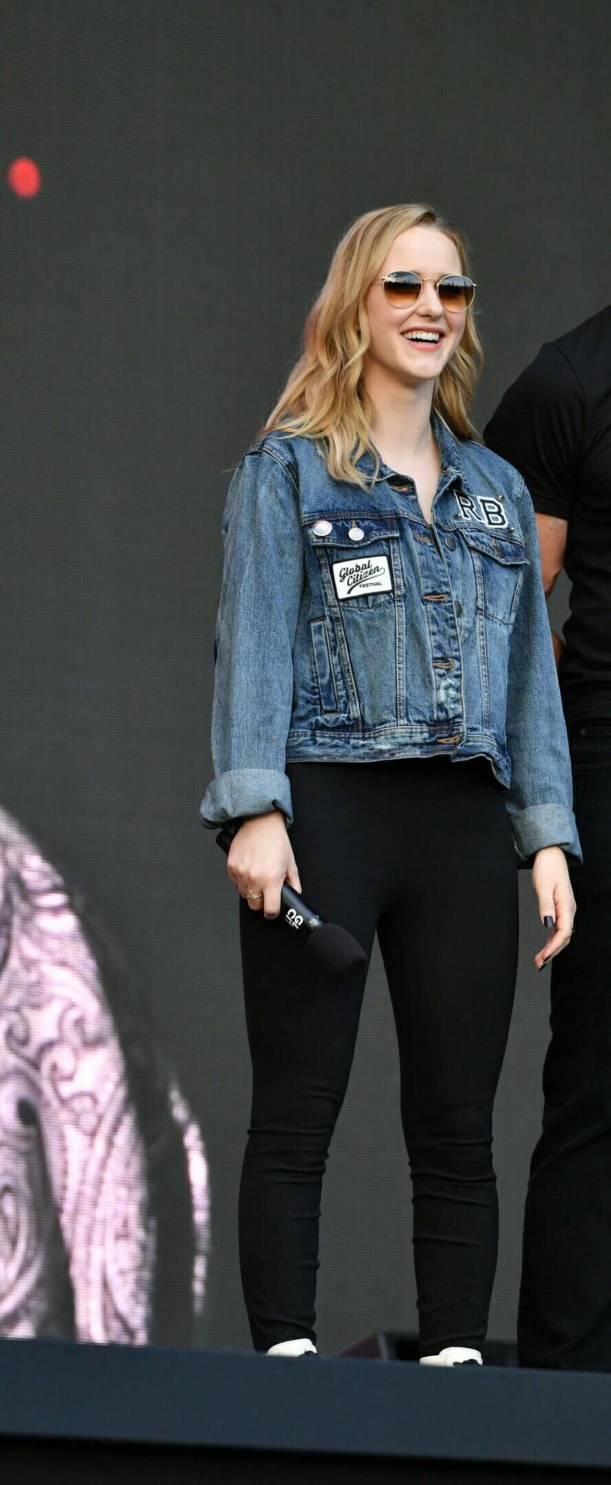 Rachel Brosnahan enge Hosen