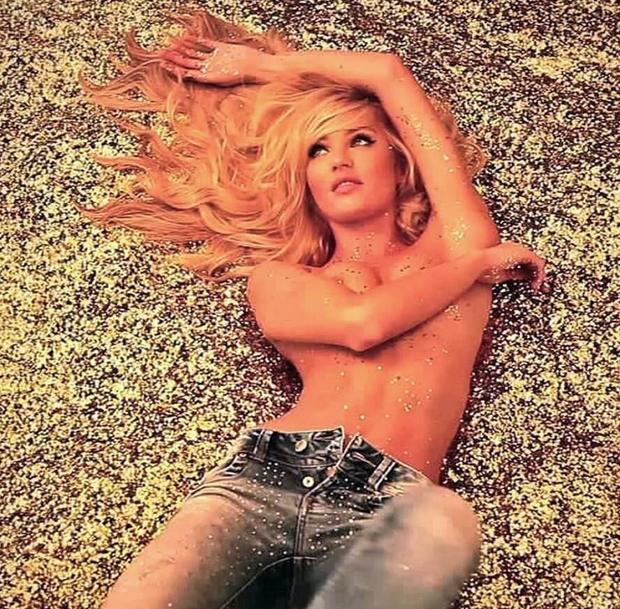 Celebs Hiding Tits 