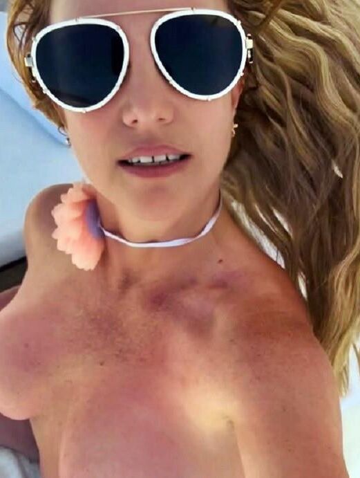 Celebrity Side Boob 