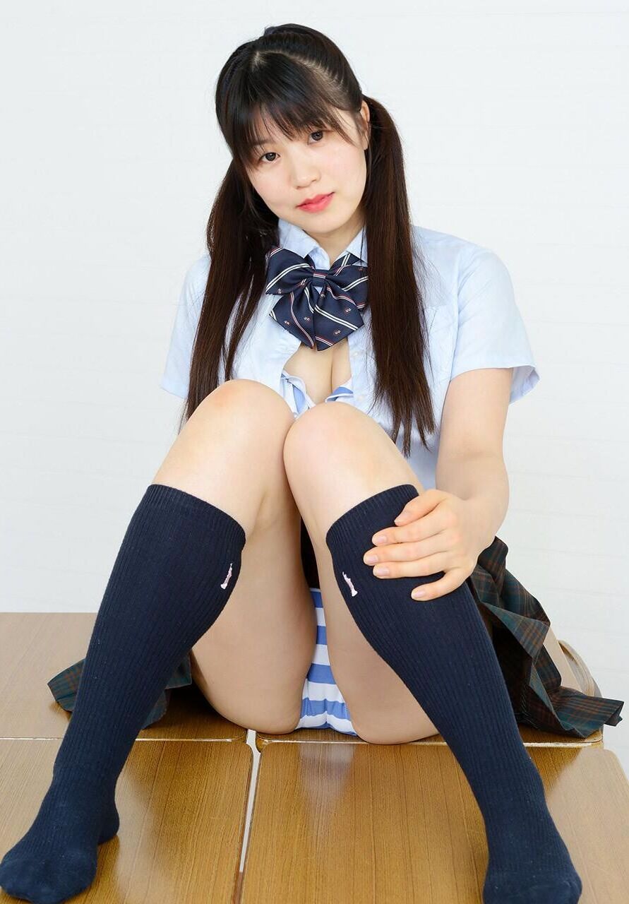 Idol AV japonês Sakura Ayana O momento dos botões uniformes voam