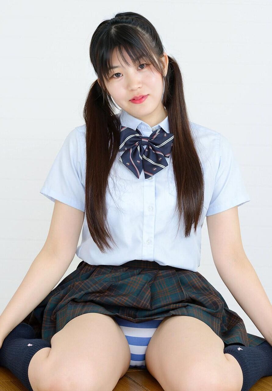 Idol AV japonês Sakura Ayana O momento dos botões uniformes voam