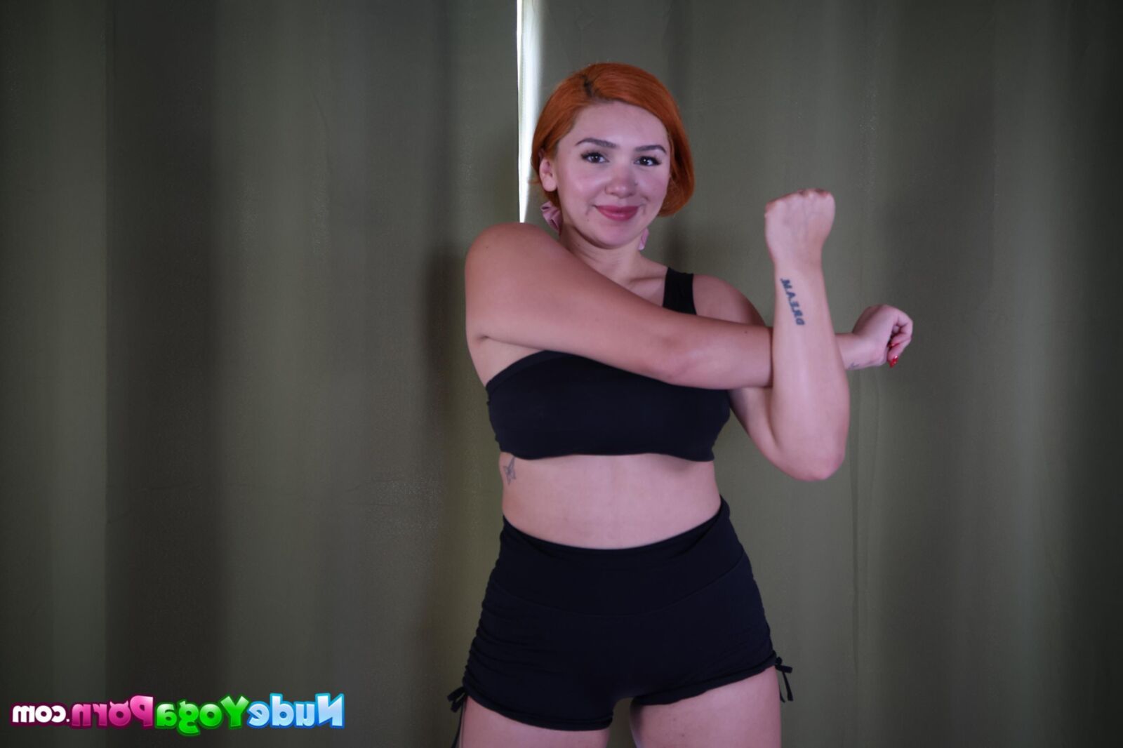 Cherie Gwendolyn Yoは彼女のタイトな体を伸ばします