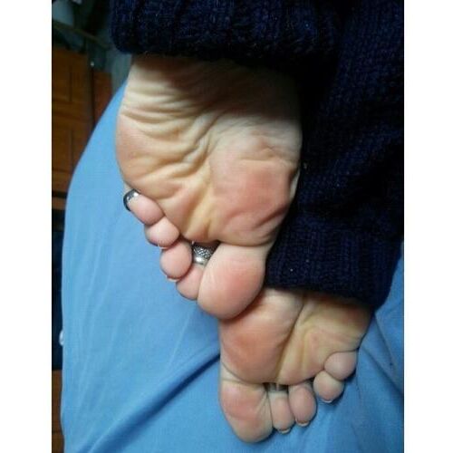 Pieds de la déesse latina Rayran