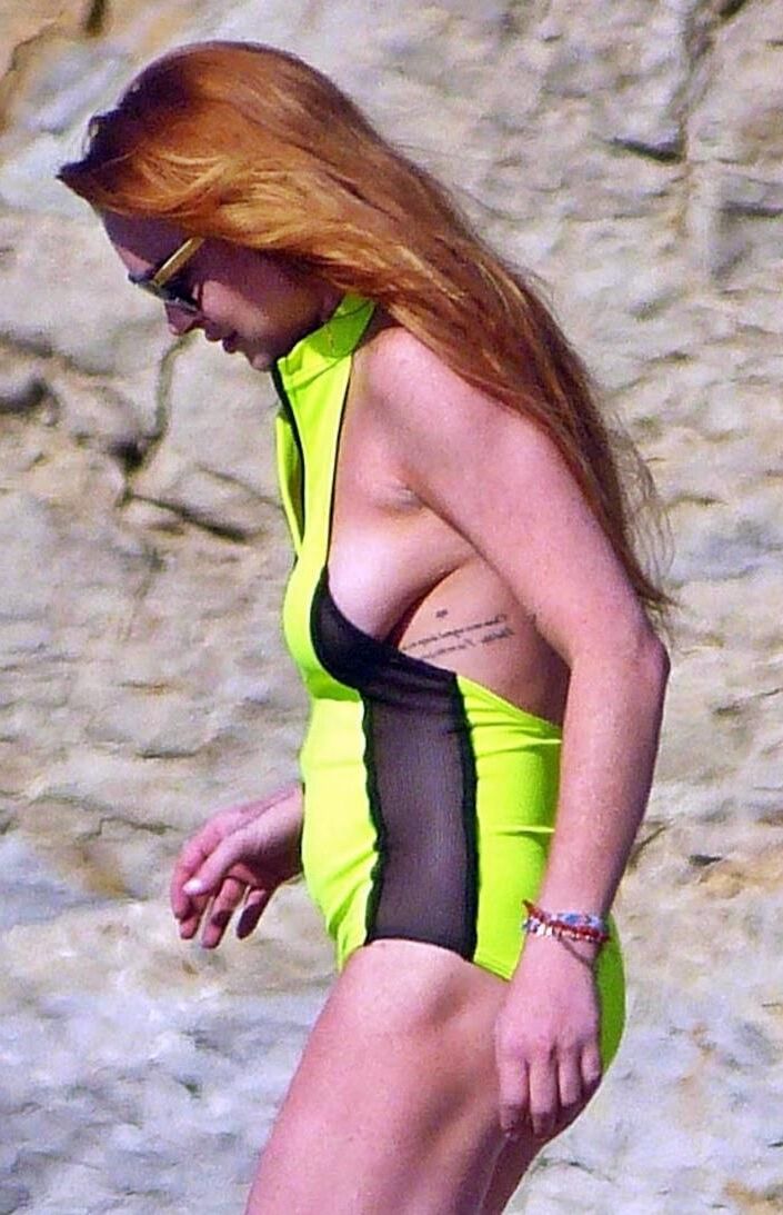 Celebrity Side Boob 