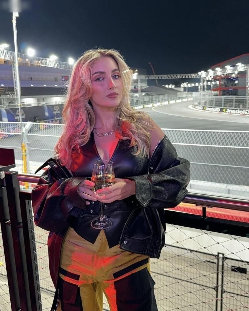 Emelia Sexy Beauty Forby Blonde Youtuber Mechanic Girl Mixed Hot Hot