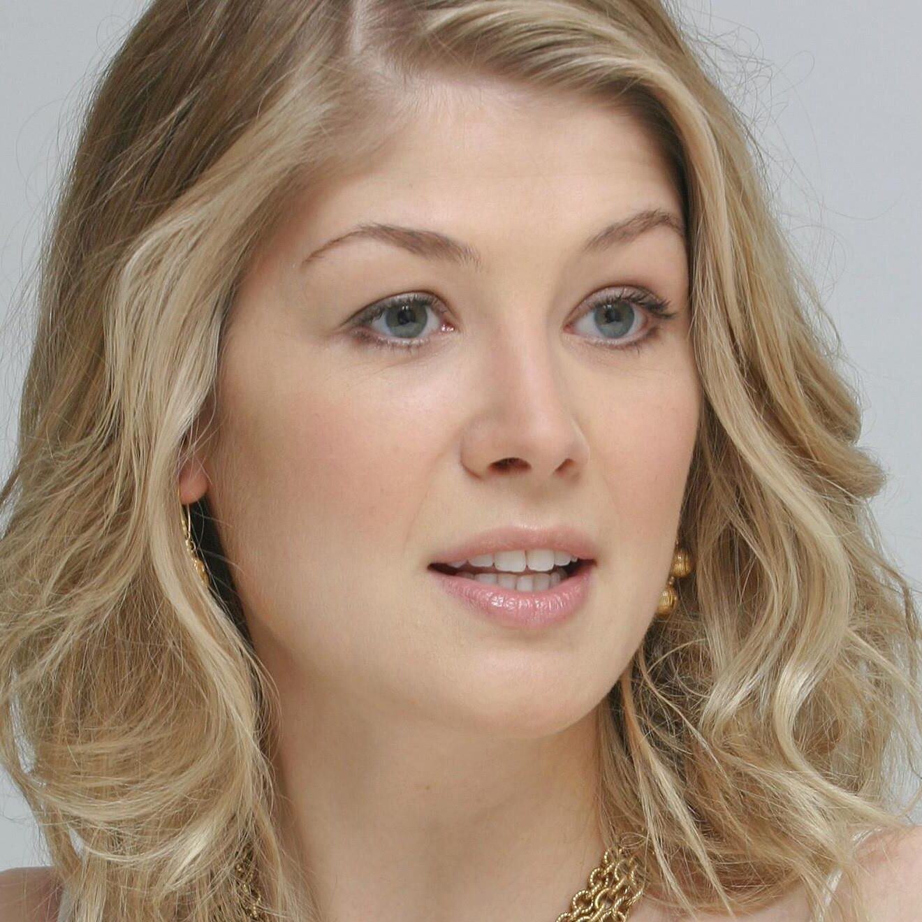 Rosamund Pike excitant les photos