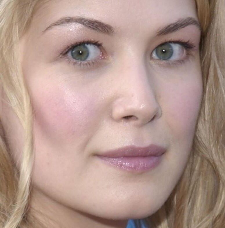 Rosamund Pike excitant les photos