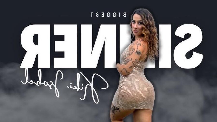Kiki Big Butt маленькие сиськи возбужденная татуированная британская девушка смешанная горячая s