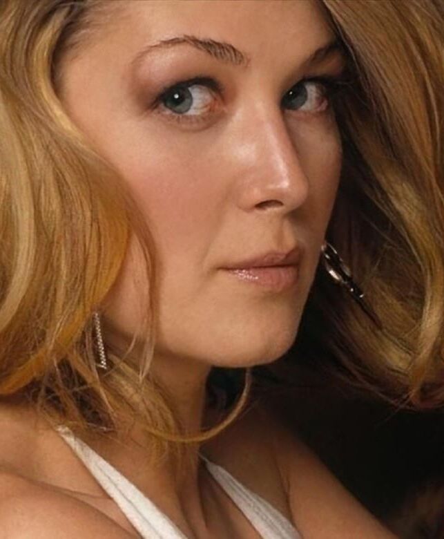 Rosamund Pike excitant les photos