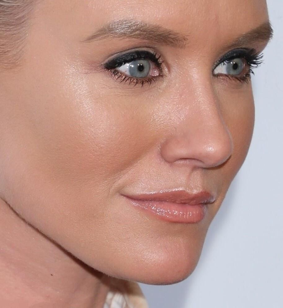 Nicky Whelan excitant les photos uniquement