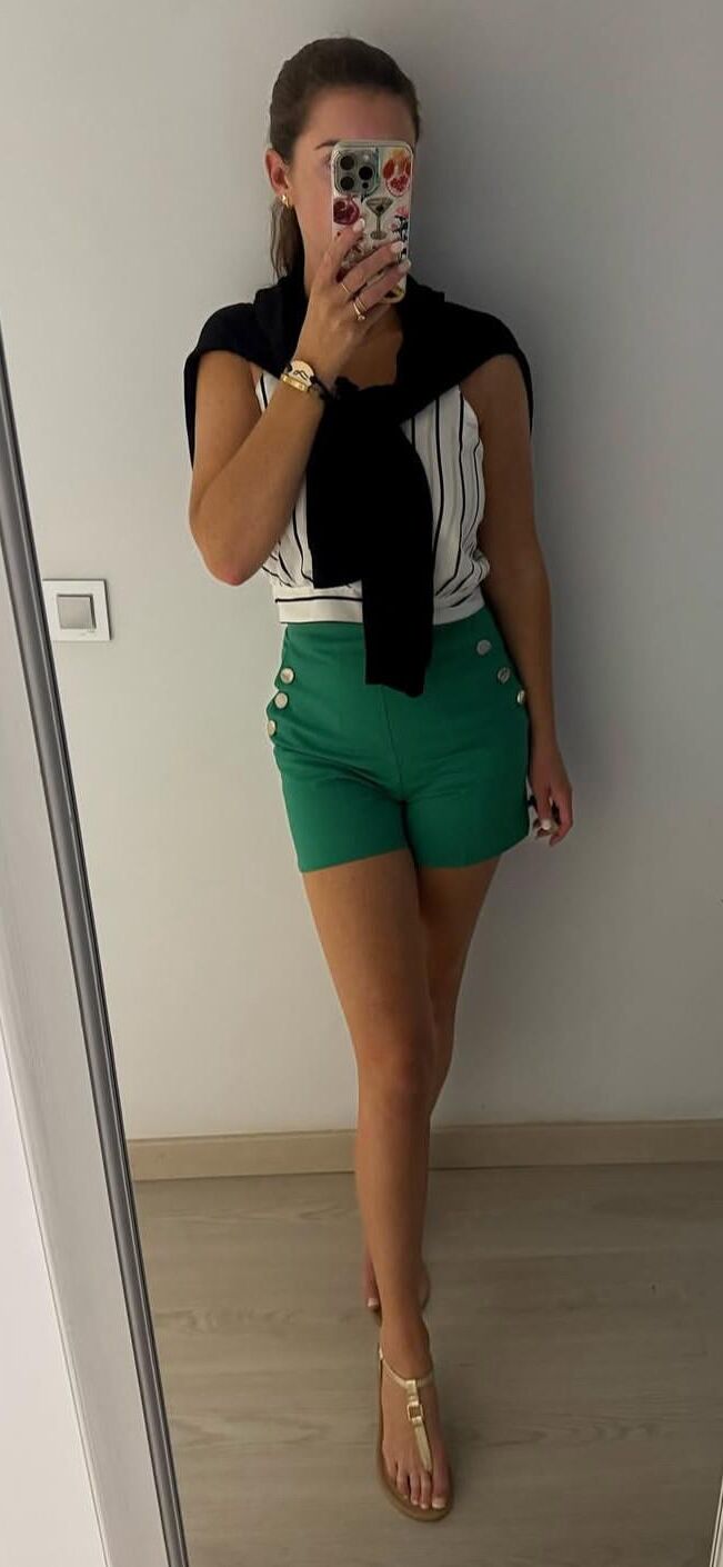 La présentatrice de la télévision sportive britannique Kate Tracey a l'air sexy en vacances