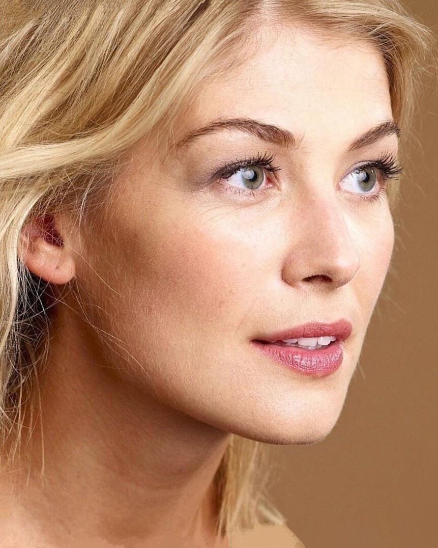 Rosamund Pike excitant les photos