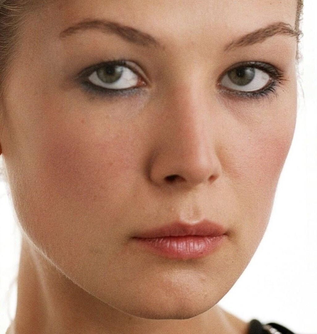 Rosamund Pike excitant les photos