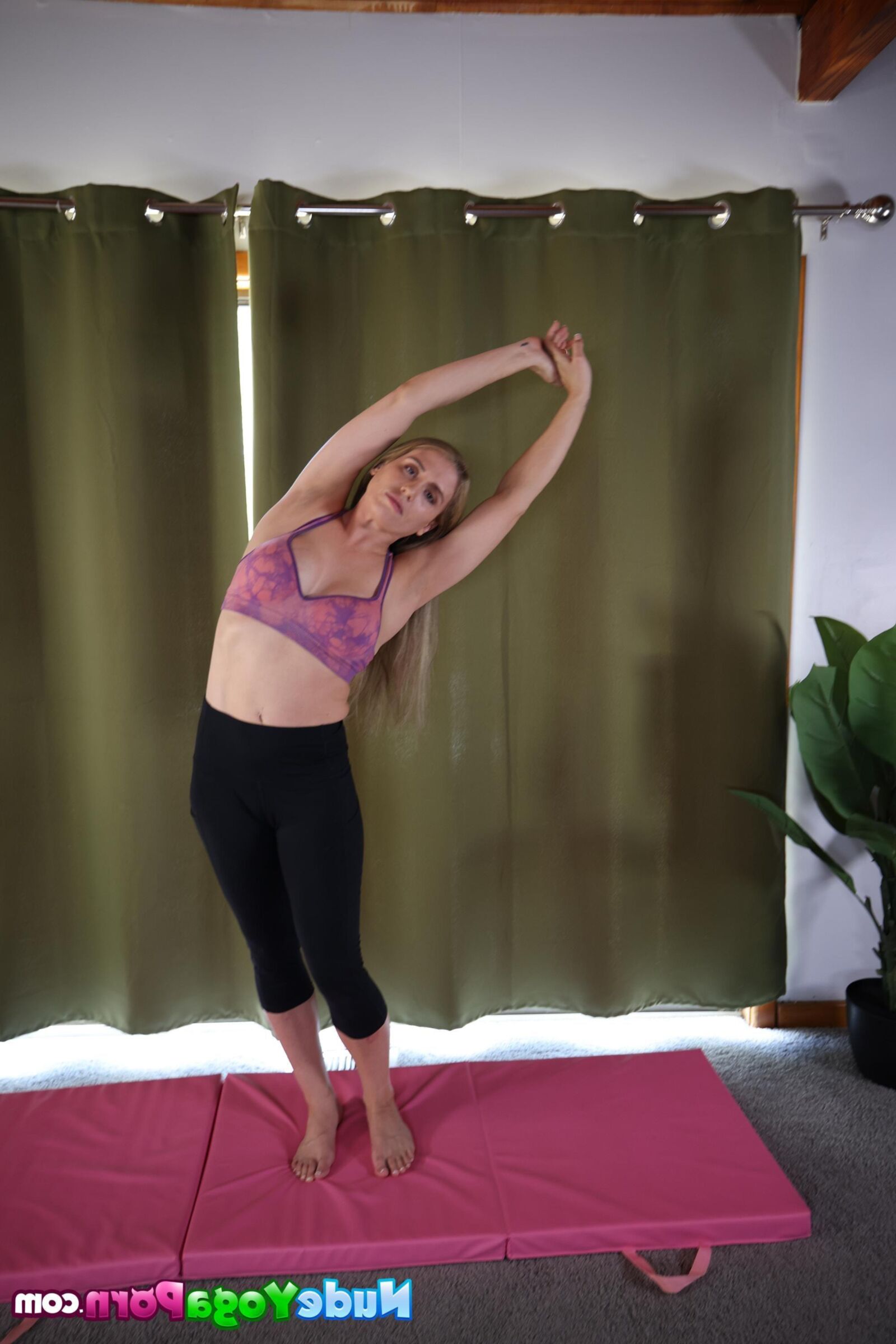 Anjelica amore yo flexible milf angelica bandes pendant le yoga