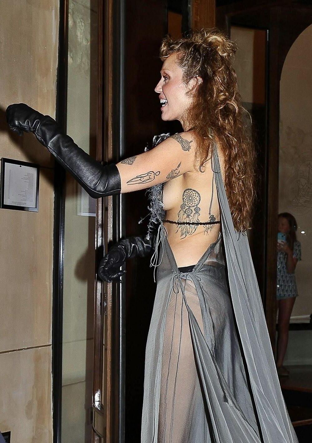 Celebrity Side Boob 