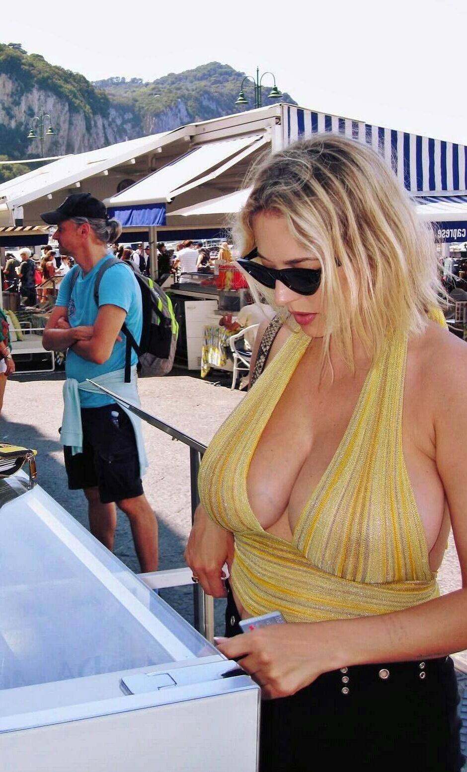 Celebrity Side Boob 