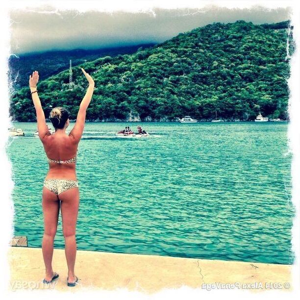 Beauty & Feet: Alexa PenaVega