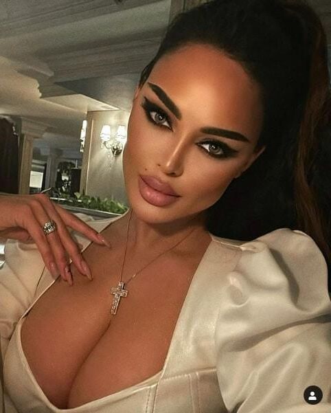 Amazing Cleavage 