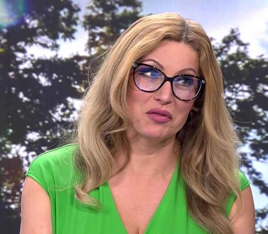wichsen vorm fernseher maira r.